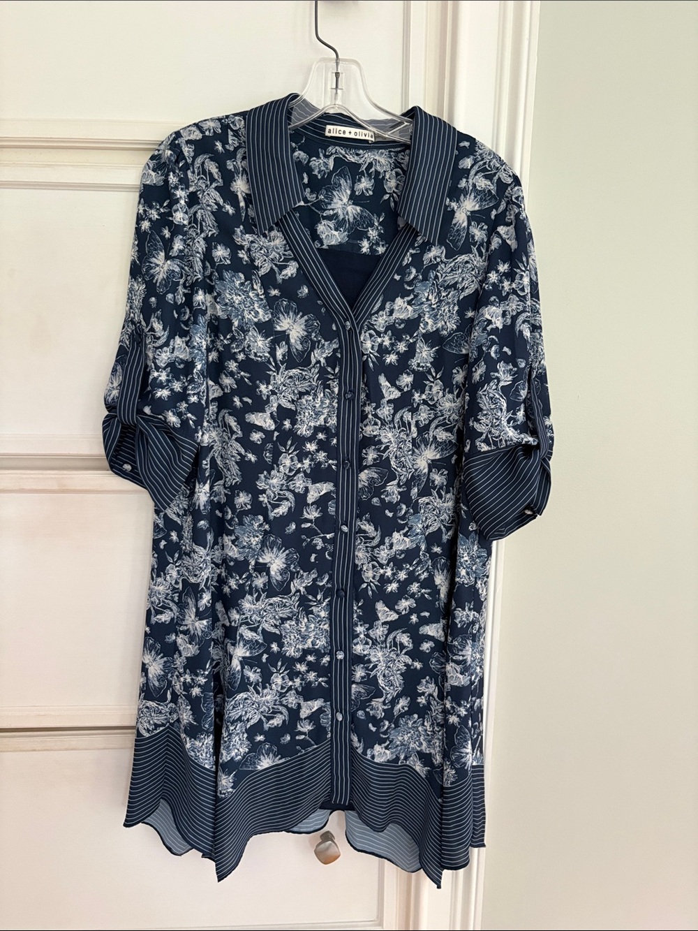 Alice + Olivia Navy and White Floral Button-Down Tunic size L